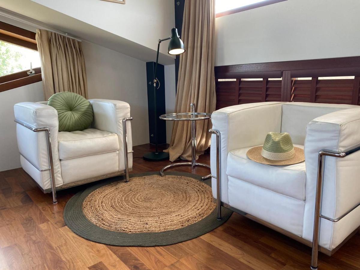 Hestar Husid, Het Luxe Paardenhuis Weesp Bagian luar foto